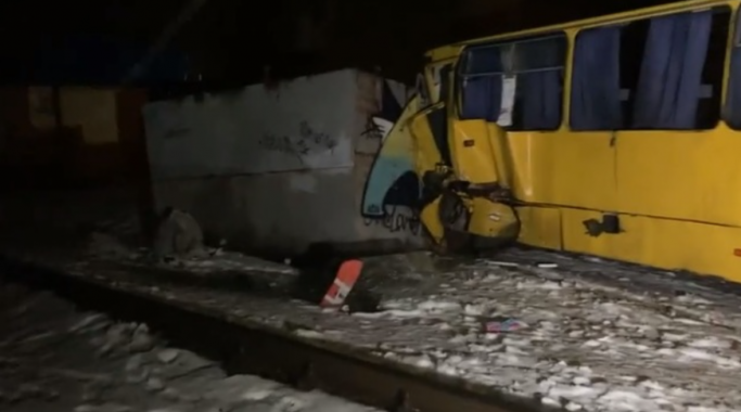 На Киевщине товарный поезд протаранил маршрутку “Богдан” (видео)