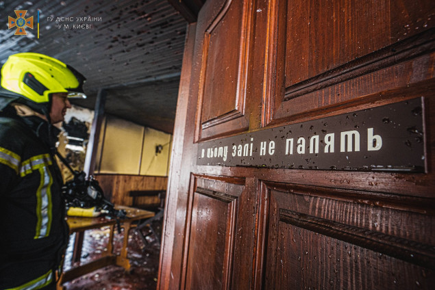 На столичном Сырце горело здание недействующего кафе “Дубки” (фото)