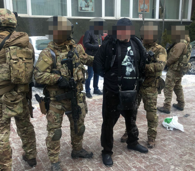 В Киеве правоохранители разоблачили группу, которая вымогала у бизнесмена 1 млн долларов