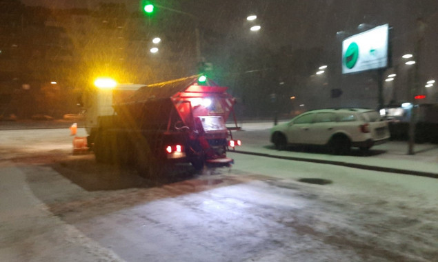 На улицы Киева для уборки снега выехали 358 единиц спецтехники “Киевавтодора”