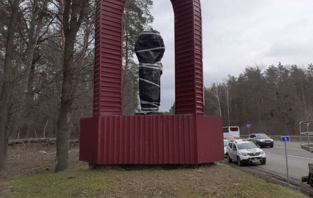 Полиция открыла дело по факту обезглавливания статуи украинки при въезде в Ирпень