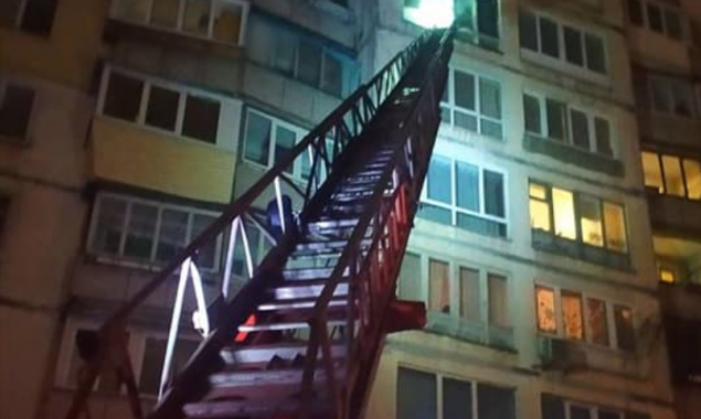 На столичной Никольской Борщаговке при пожаре в многоэтажке спасатели эвакуировали 12 человек, один мужчина погиб