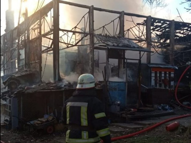 В Киеве в Гидропарке сгорел яхт-клуб (фото, видео)