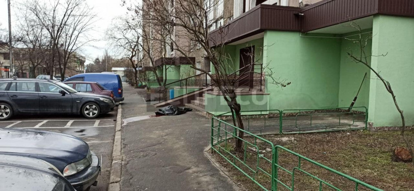 В Киеве на Харьковском шоссе пожилой мужчина выбросился из окна многоэтажки