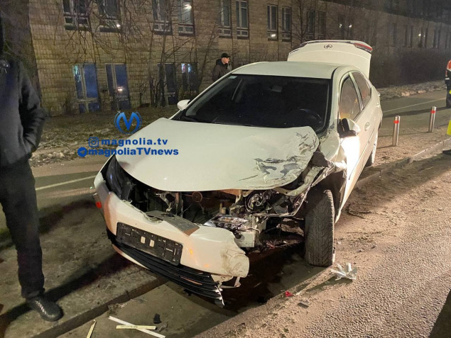 В Киеве водитель автомобиля Toyota не справился с управлением и столкнулся с двумя такси (фото)