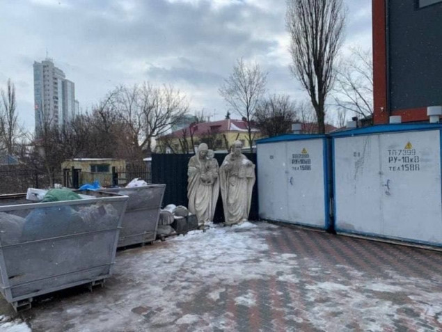В Киеве выставили на мусорник статуи Святого семейства