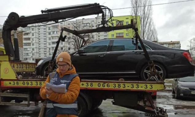 В Киеве женщина из-за неуплаты штрафов на сумму 25 тысяч гривен лишилась автомобиля Mercedes