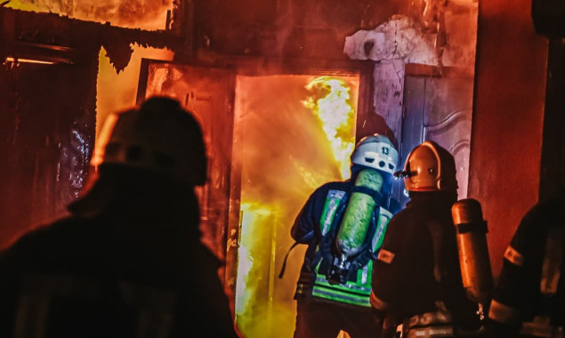 В Киеве мощный пожар в гараже уничтожил два автомобиля (фото, видео)