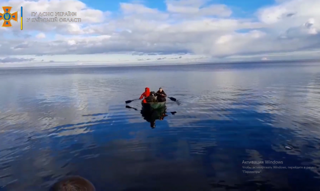 На Киевском водохранилище со льдины спасли двух подростков (фото, видео)