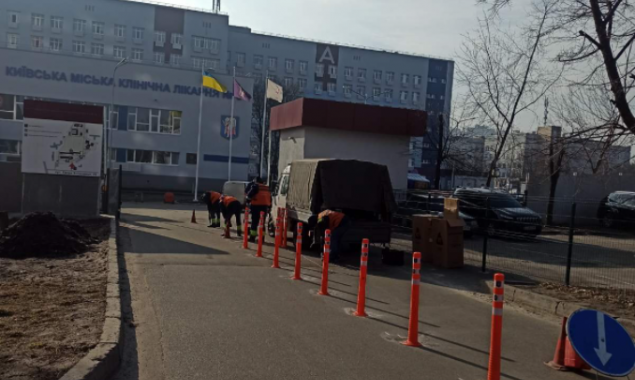 Коммунальщики установили возле больницы на улице Петра Запорожца делиниаторы для беспрепятственного проезда скорых