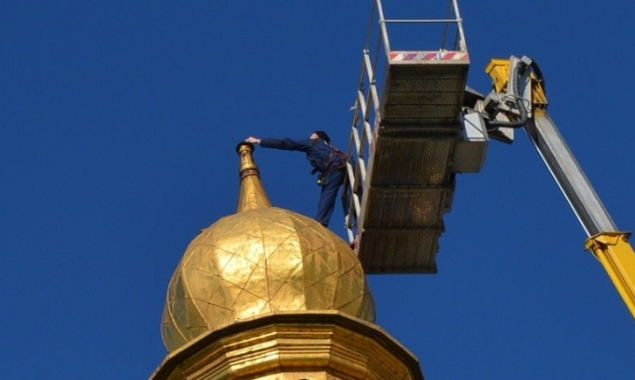 В Киеве начали работы по восстановлению упавшего во время непогоды креста на куполе Софийского собора (фото)
