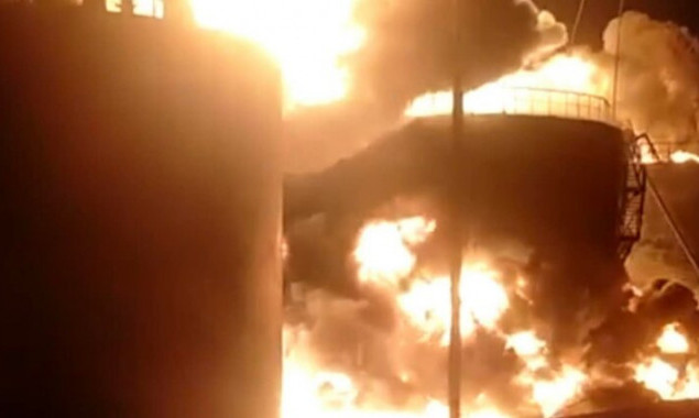 Хранилище с нефтепродуктами в Киевской области продолжает гореть, но пожар не распространяется, - ГСЧС