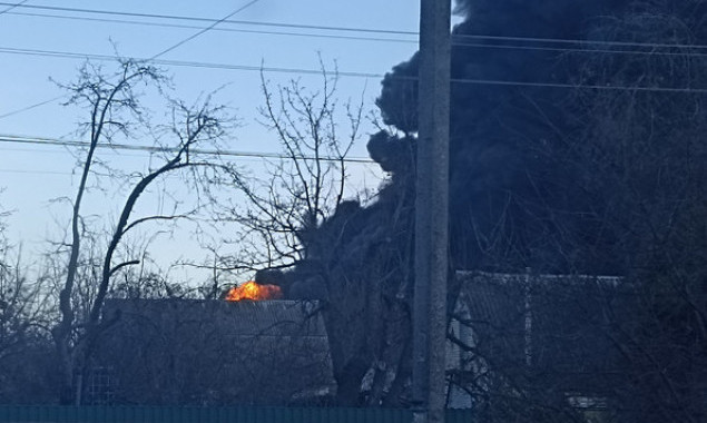 В Бородянці на Київщині палає нафтобаза (фото)