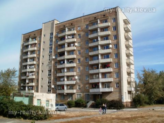 В Києві російський банк продає багатоквартирний будинок з мешканцями