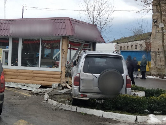 На Киевщине женщина на внедорожнике Mitsubishi въехала кафе (фото)