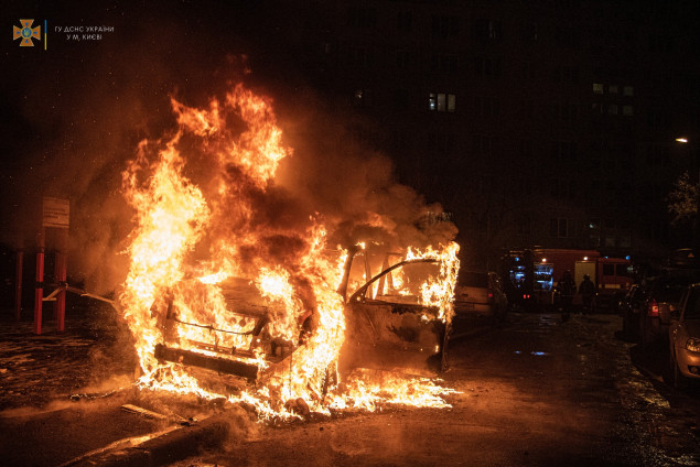 В Оболонском районе столицы во дворе многоэтажки сгорел автомобиль (фото, видео)