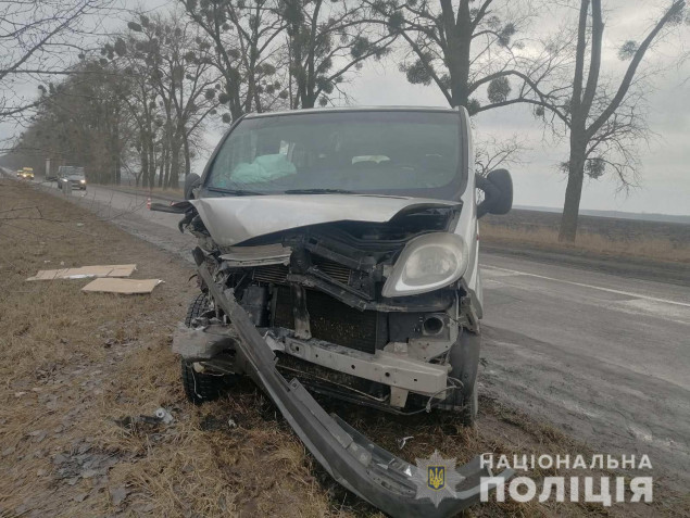 На Киевщине иностранец за рулем автомобиля Mercedes после опасного маневра на дороге вместе с семьей попал в ДТП (фото)