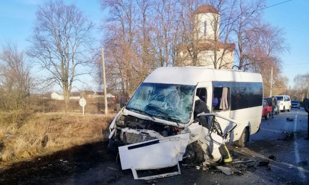 На Киевщине в результате столкновения маршрутки и автомобиля Renault пострадали четыре человека (фото)