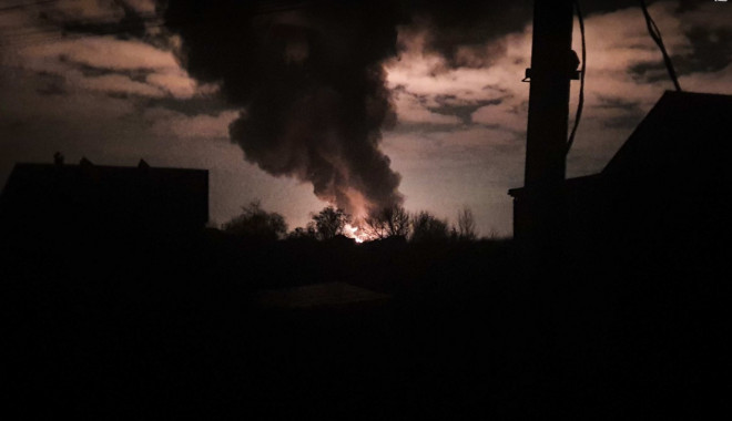 Киевлян попросили загерметизировать окна из-за пожара и выброса вредных веществ вследствие обстрела нефтебазы в Василькове 
