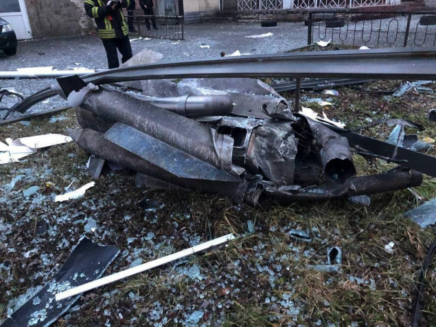 В Киеве рядом с многоэтажкой упали остатки летательного аппарата (фото)