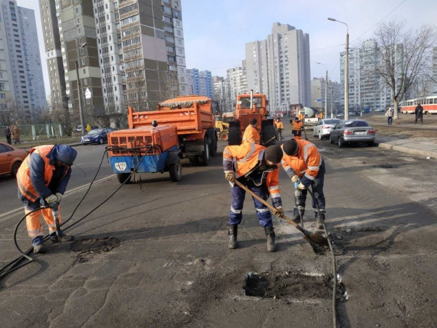 В Деснянском районе столицы на 16 улицах провели ямочный ремонт (фото)