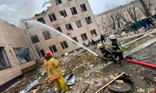 На Киевщине спасатели ликвидируют последствия вражеских ракетных ударов