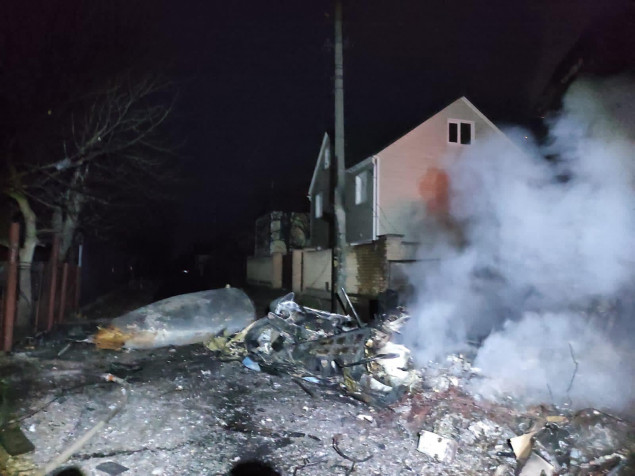 В Киеве из-за падения фрагментов самолета горел двухэтажный дом на Садовой (фото, видео)
