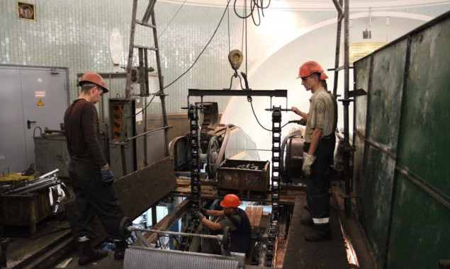 На станции метро “Контрактовая площадь” в Киеве до середины мая будут ремонтировать эскалаторы
