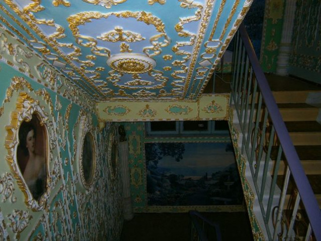 Кличко попросили отремонтировать лестничную клетку в подъезде девятиэтажки, ставшей популярным туристическим объектом