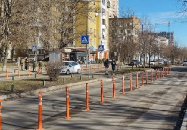 Столичные коммунальщики разделили полосы движения на улице Ломоносова делиниаторами