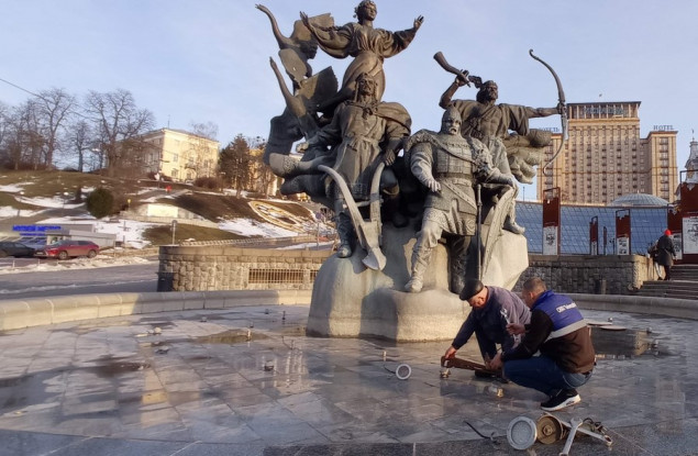 “Киевводфонд” начал подготовку фонтанов к летнему сезону (фото)