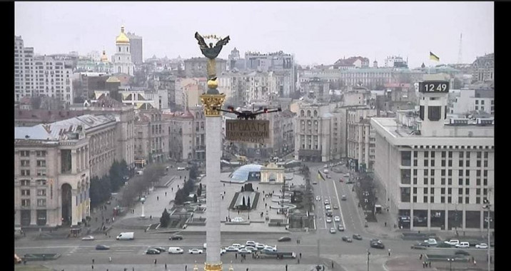 В Киеве в онлайн-стрим с Майдана Независимости влетел дрон с объявлением о продаже “гаража”с телефоном посольства РФ
