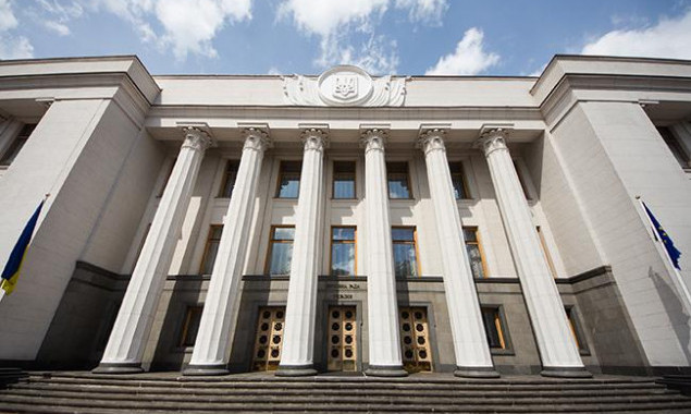 В Киеве заминировали здание Верховной Рады, а на правительственные сайты началась кибератака