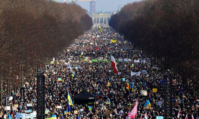 В поддержку Украины проходят мирные митинги во множестве городах Европы (фото)