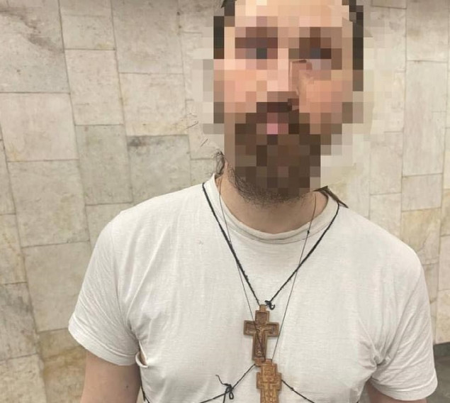 Поліцейські в Києві за підозрою у розвідувально-диверсійній діяльності затримали пропагандиста “руського міра”, який маскувався під монаха