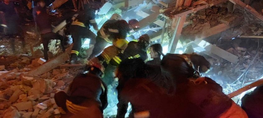 Рятувальники шукають поранених під завалами 10 будинків у Житомирі, знищених внаслідок авіаудару
