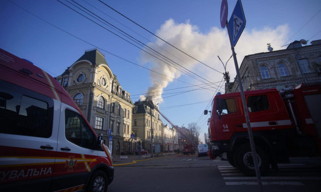 У Києві на Подолі внаслідок обстрілів окупантів виникло дві пожежі