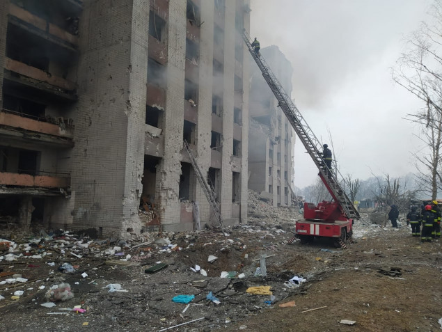 У Чернігові внаслідок авіаудару зруйновано 9-поверховий гуртожиток, є загиблий