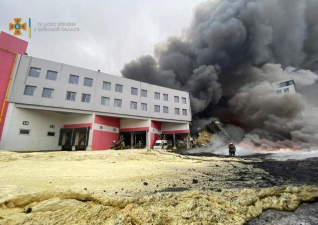 У селі Чайки Бучанського району через потрапляння снаряду горить склад та адміністративна будівля