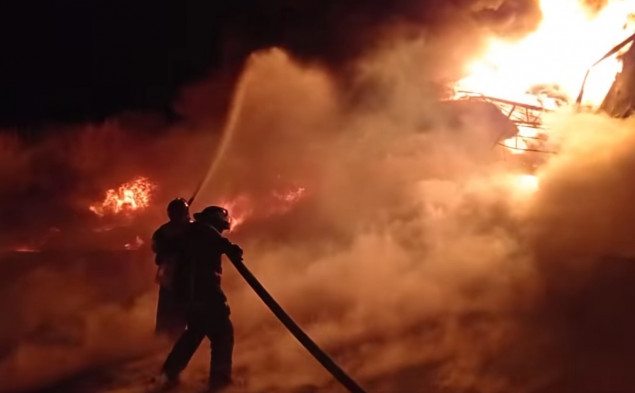 Внаслідок двох авіаударів сталися пожежі на нафтобазах у Житомирі та Черняхіві
