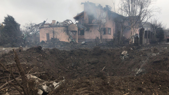 На Київщині ворог завдав потужного авіаудару по Гатному, одна людина загинула (фото, відео)