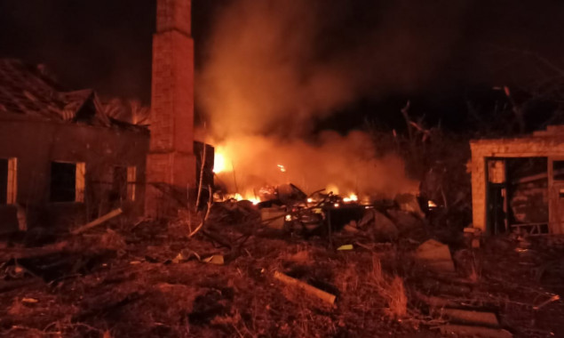 Внаслідок ракетного удару ворога на Житомирщині знищено будівлі, є постраждалі