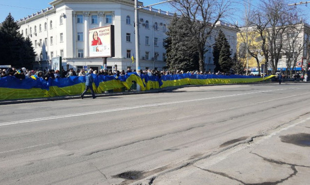 В Херсоні та Бердянську проходять багатотисячні мітинги на підтримку України (фото, відео)