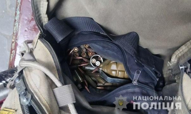 У Києві на одній із станцій метрополітену затримали чоловіка з гранатою та набоями