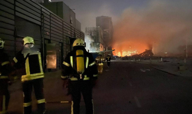 Кількість загиблих внаслідок ракетного удару по Подільському району Києва зросла до восьми осіб