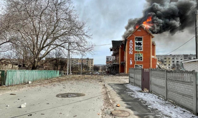 В Макарові на Київщині окупанти розстріляли “Ураганами” медичний центр, садочок та будинки