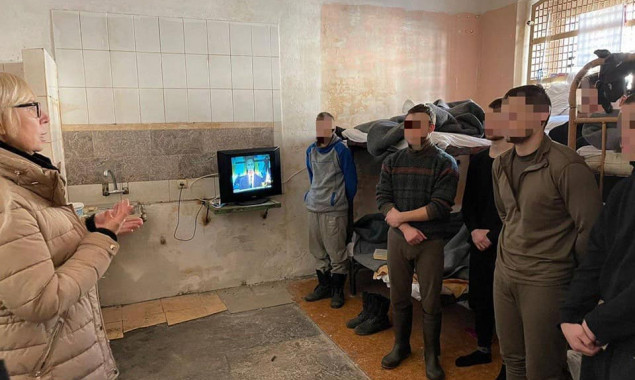 Українська омбуцвумен перевірила місця тримання полонених з РФ - у камерах є навіть телевізор (фото)
