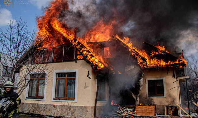 В Оболонському районі столиці від удару ворожого снаряду згорів приватний будинок (відео)