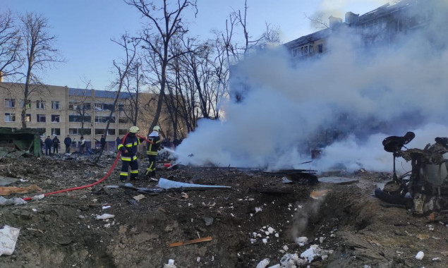 В Подільському районі Києва ліквідували пожежу, спричинену залишками збитої ракети, - ДСНС