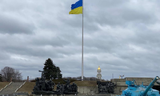 В столиці здійснили планові роботи із заміни полотнища Головного прапора України